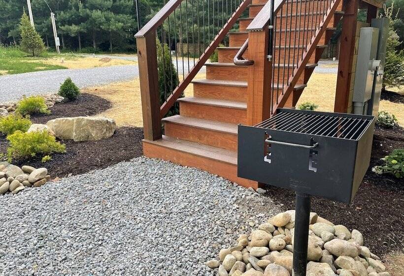 Отель Cricket Hill Treehouse Cabins