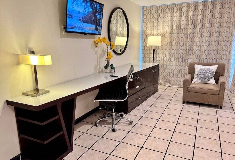 בית מלון כפרי Palm Desert Suites