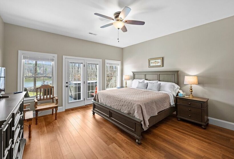 Lake Living By Avantstay Sleeps 22 + Dock, Pool
