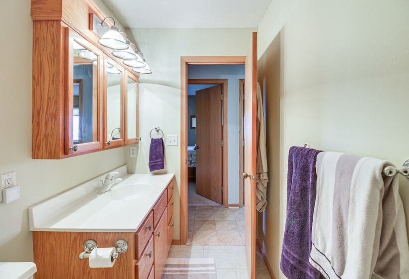 Lakefront Aitkin Home W/ Sunroom: Walk To Beach!