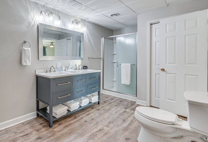 Lakefront Mt Gilead Home W/ Large Dock & Decks!