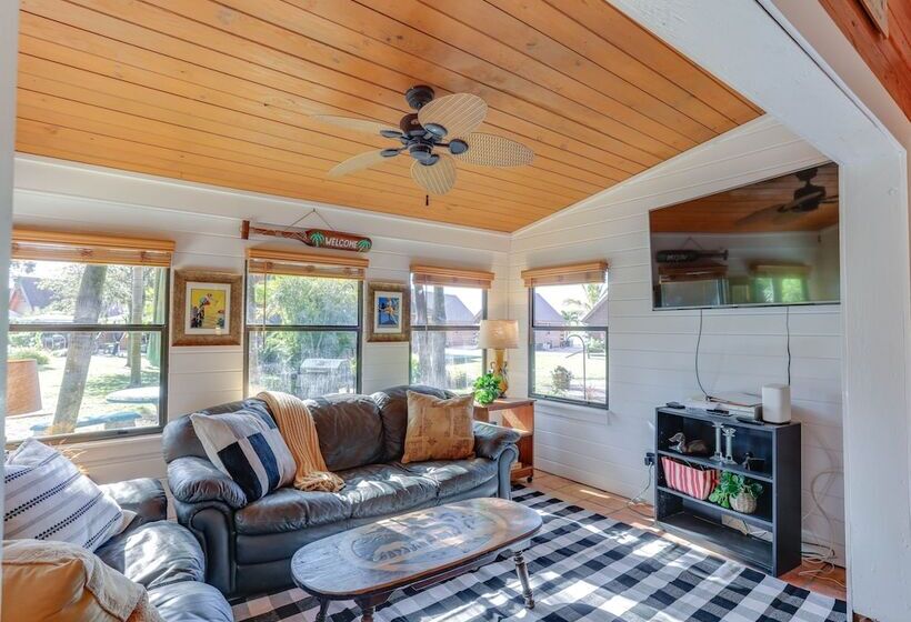 Okeechobee Cabin W/ Patio & Community Pool!