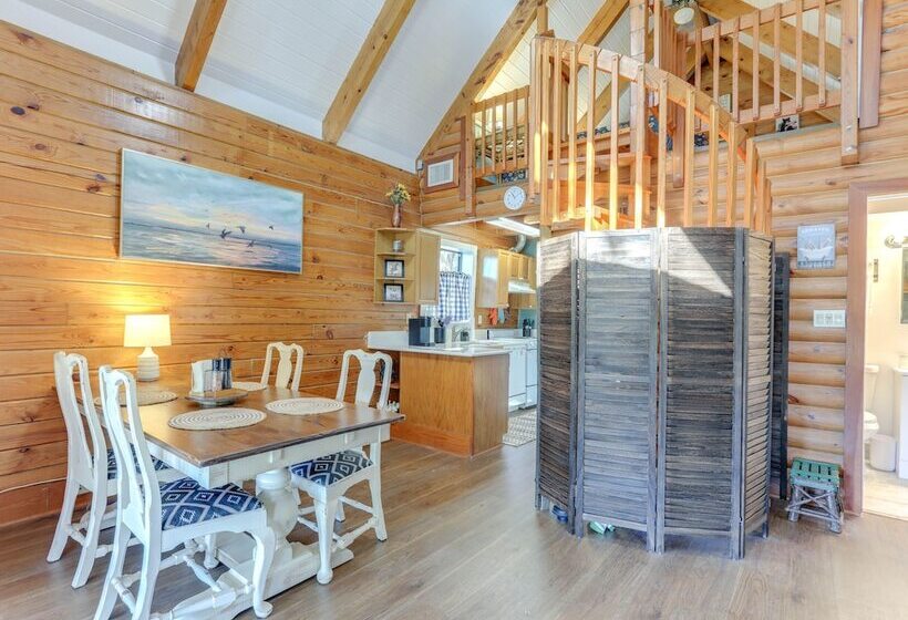 Okeechobee Cabin W/ Patio & Community Pool!