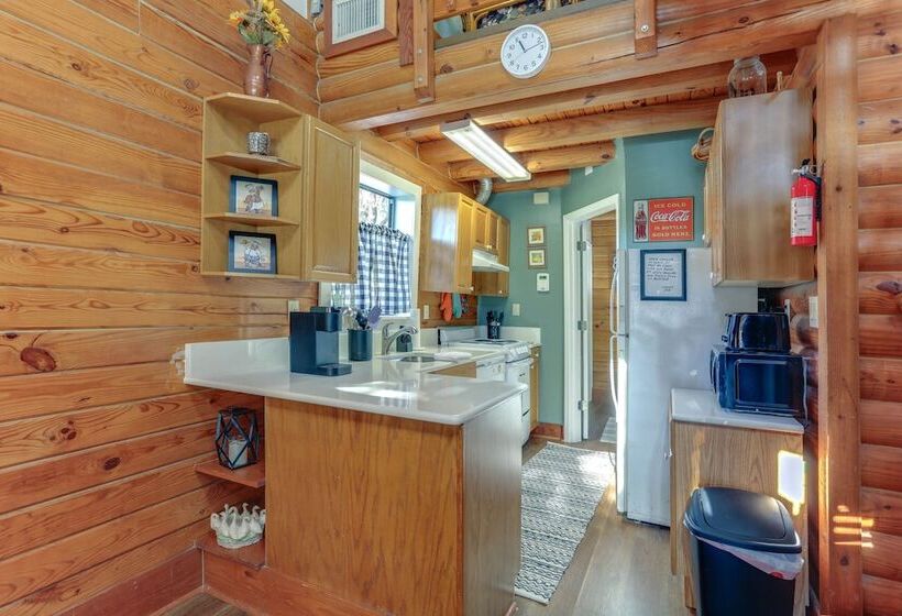 Okeechobee Cabin W/ Patio & Community Pool!