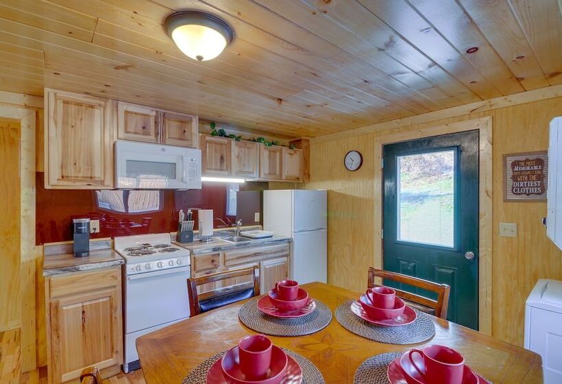 Peaceful Beattyville Cabin Near Red River Gorge!