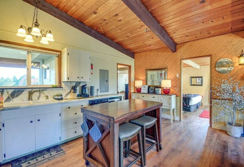 Pet Friendly Washington Retreat W/ Hot Tub & Deck!