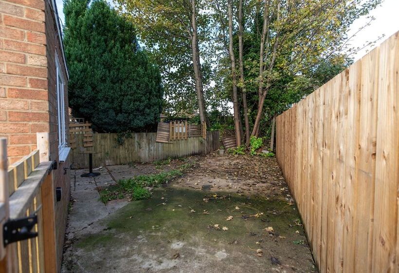 اقامتگاه 3bed House In Stockton On Tees  Free Wifi, Parking