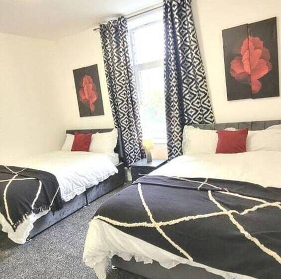 דירת נופש 4 Bed House In Accrington