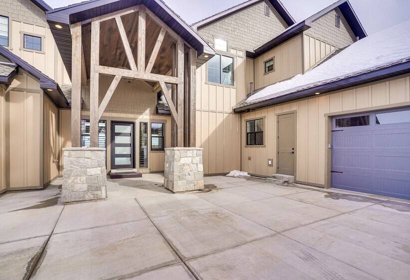 Spacious Utah Escape W/ Balcony & Mountain Views!