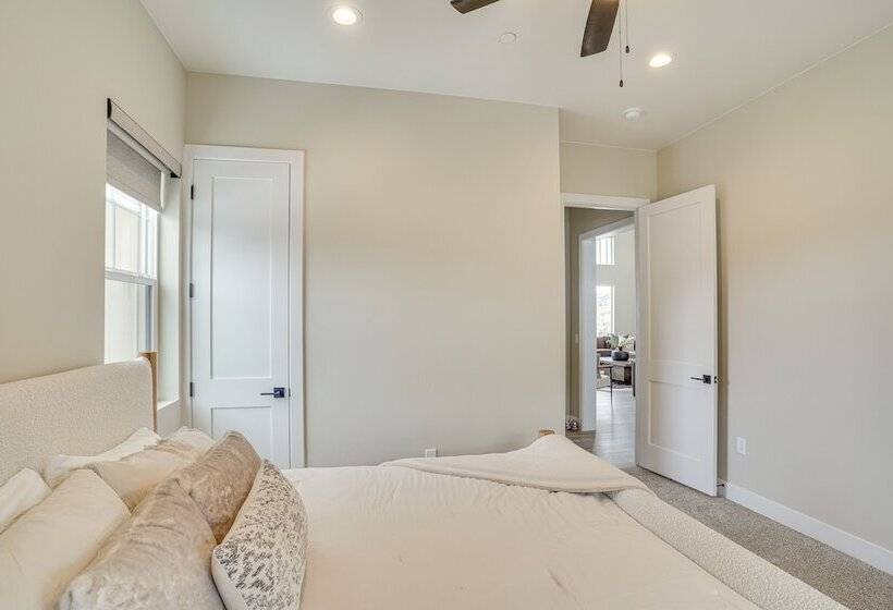 Spacious Utah Escape W/ Balcony & Mountain Views!