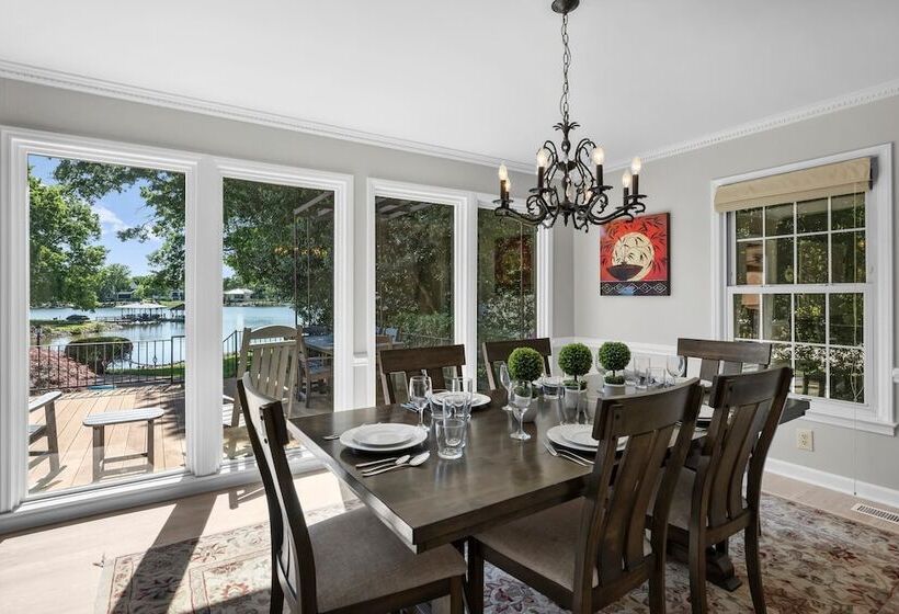 Stay Awhile By Avantstay Lakefront + Pool, Dock