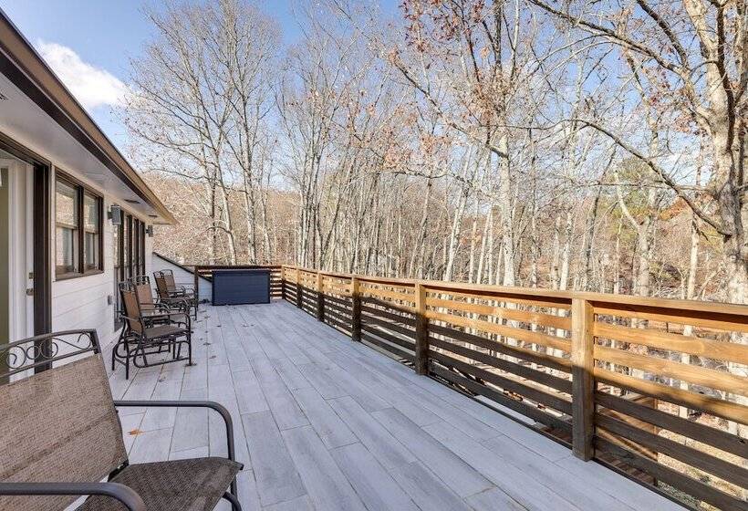 Stylish Marietta Home W/ Deck   Near Truist Park!