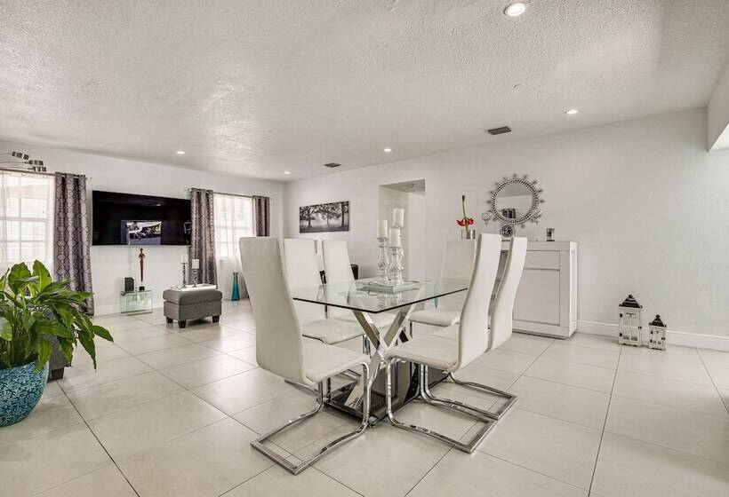 Sun Soaked Home W/ Pool In Lauderdale Lakes!