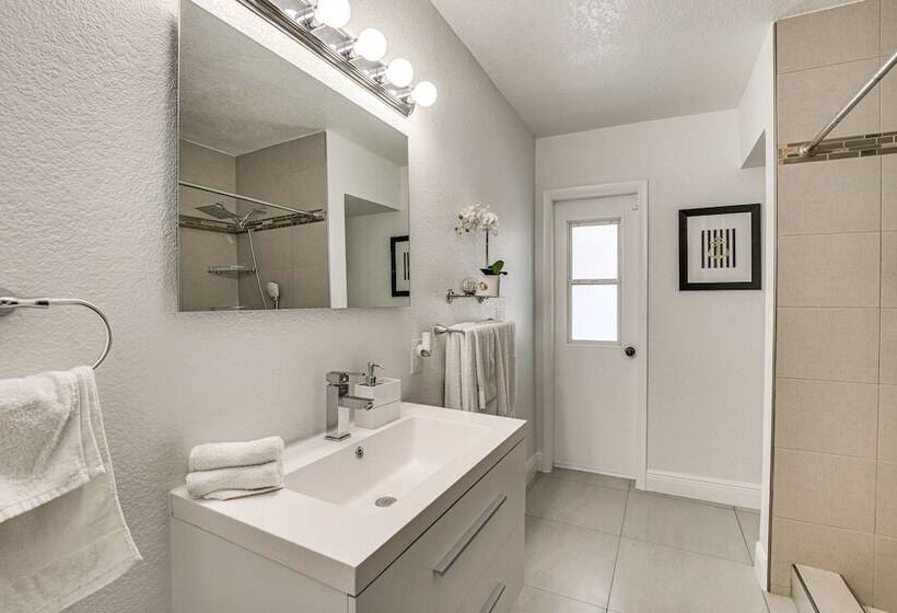 Sun Soaked Home W/ Pool In Lauderdale Lakes!