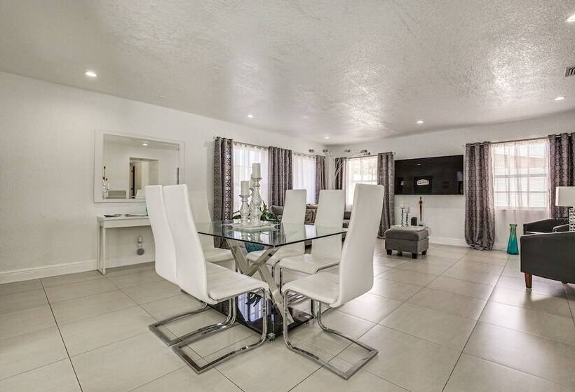 Sun Soaked Home W/ Pool In Lauderdale Lakes!