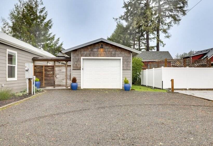 Sweet Seaview Home: Near Beach & Trailhead!