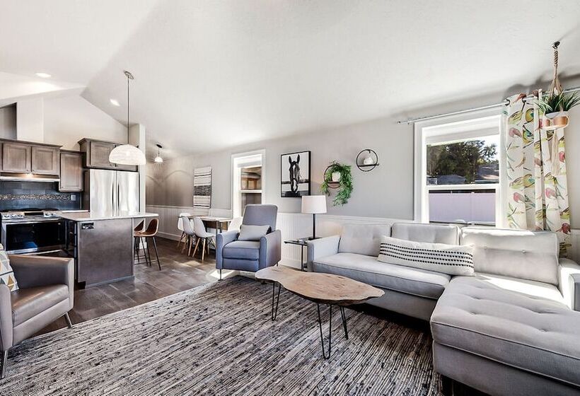 Sweet Seaview Home: Near Beach & Trailhead!