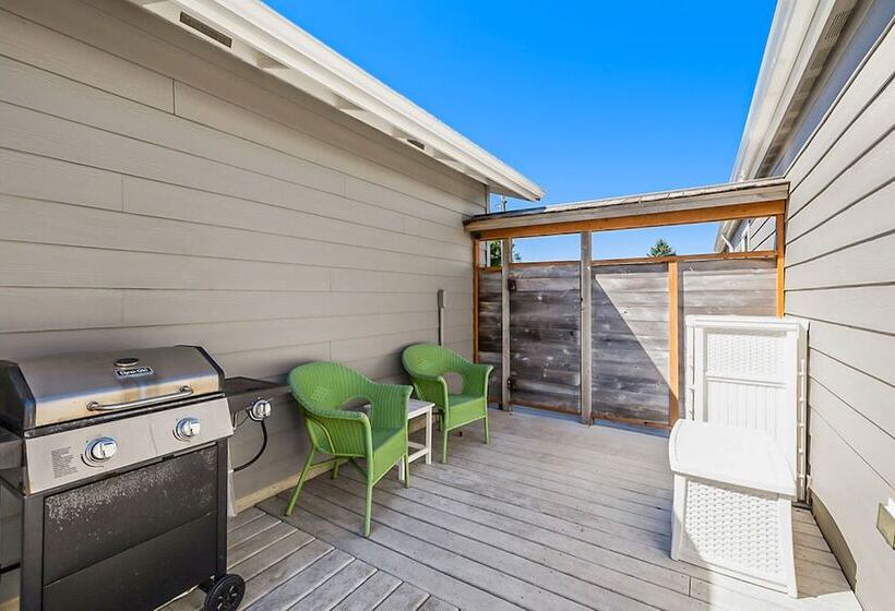 Sweet Seaview Home: Near Beach & Trailhead!