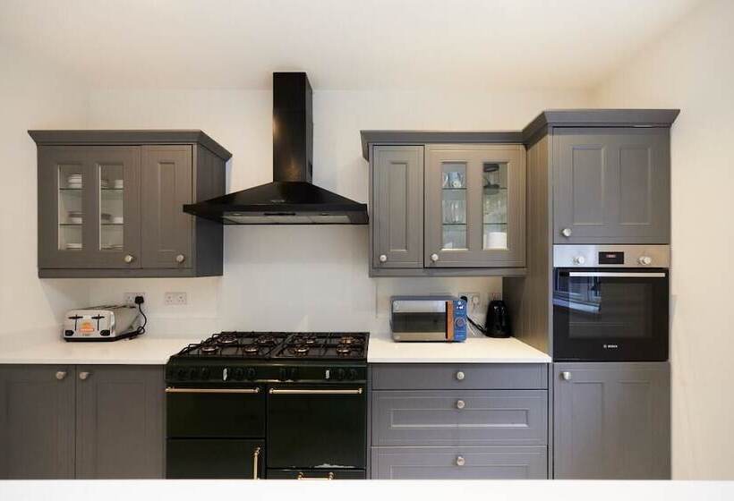 The Redbridge Sanctuary   Spacious 3bdr House With Garden