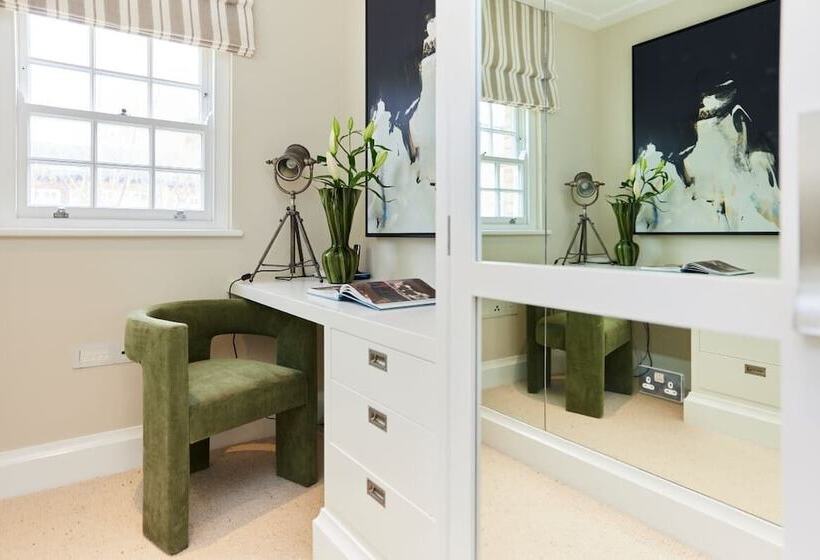 The St. Lukes Garden Place   Spacious 4bdr House With Garden And Terrace