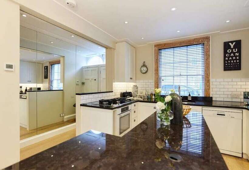 The St. Lukes Garden Place   Spacious 4bdr House With Garden And Terrace