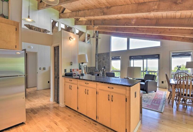 Cabin W/ Balcony & Mtn Views Near Sky Valley!