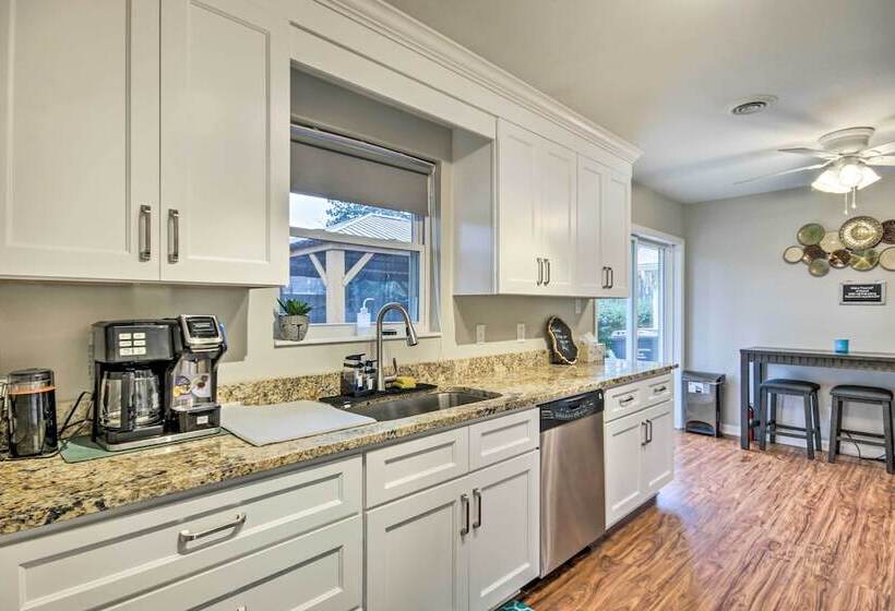 Centrally Located Martinez Home W/ Backyard!