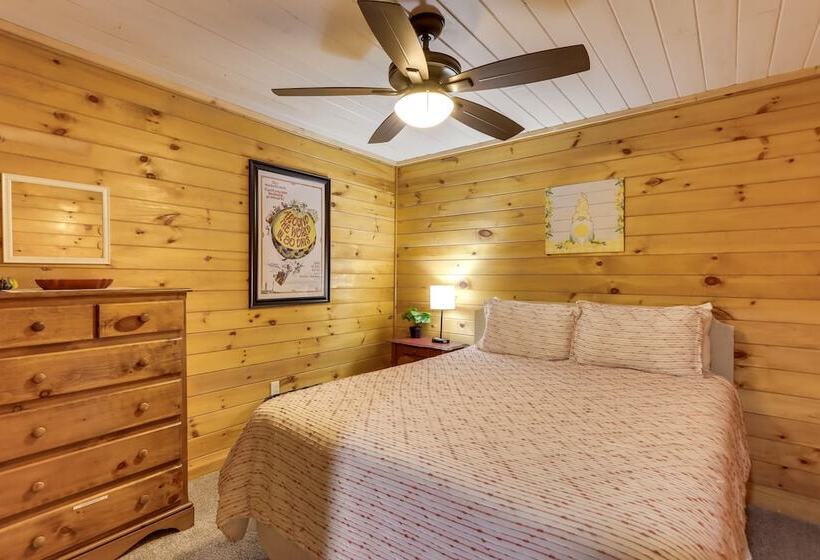 Charming Blue Ridge Cabin W/ Game Room & Hot Tub!