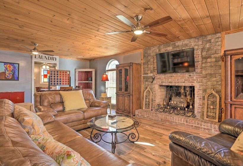 Charming Escape W/ Fire Pit In Summerville!