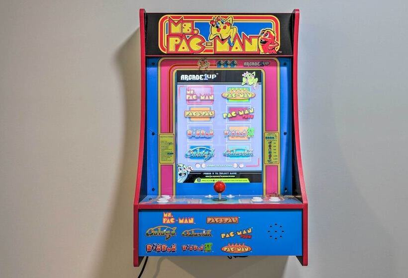 Chic Lake Sinclair Retreat With Dock & Hot Tub!