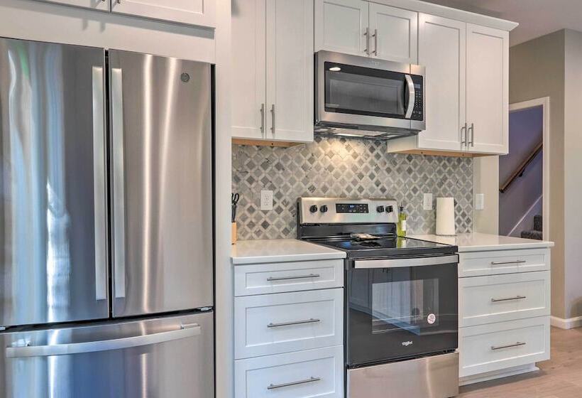 Chic Lake Sinclair Retreat With Dock & Hot Tub!