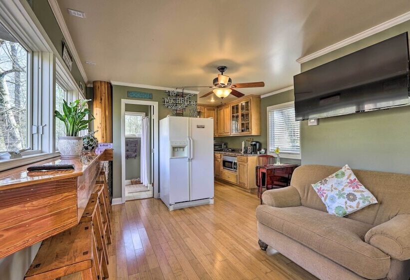 Cozy Creekside Cabin W/ Grill: Fish & Explore!