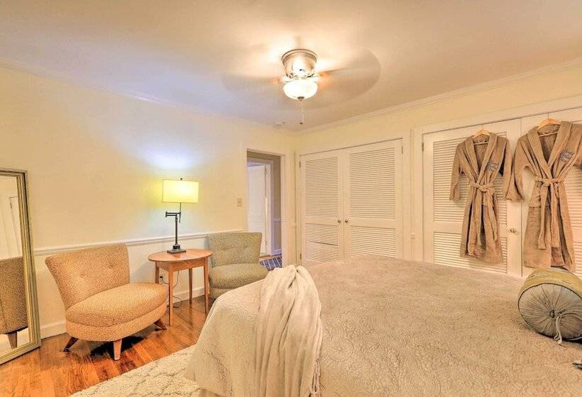 Cozy Jonesboro Abode W/ Yard   18 Mi To Dtwn!