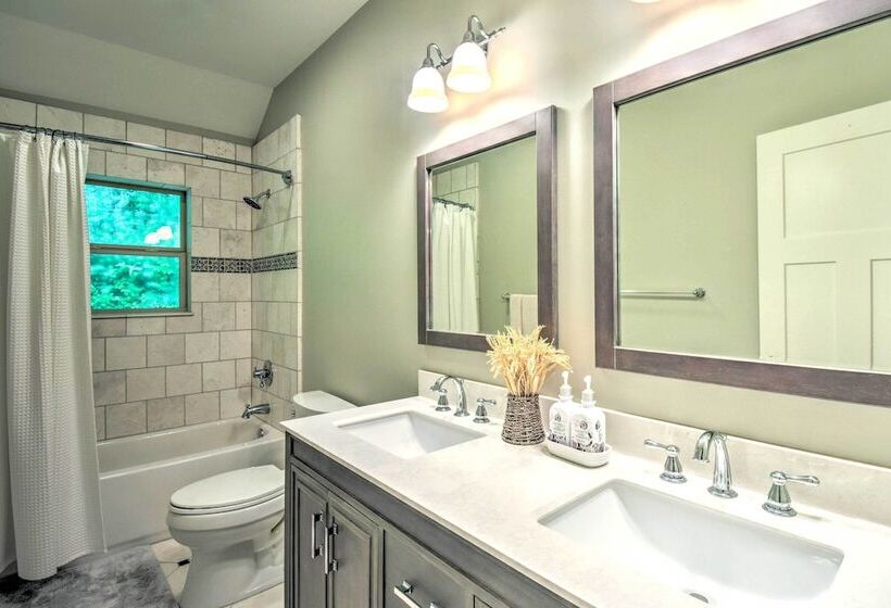 Cozy Riverside Dahlonega Home W/ Kayaks + Fire Pit