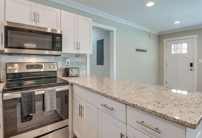 Decatur Home With Deck: 8 Mi To Downtown Atlanta!