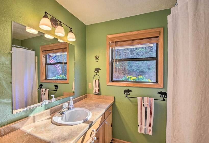 Family Friendly Cabin ~ 1 Mile To Hike & Swim!