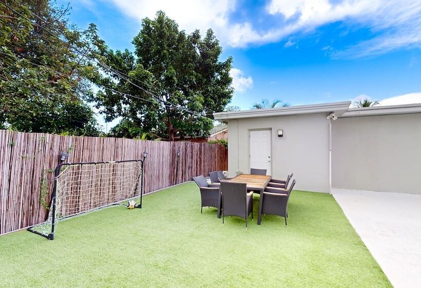 پانسیون Villa Camila 5br Luxury Home With Pool