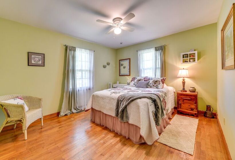 Pet Friendly Douglasville Home W/ Screened Porch!