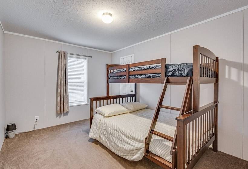 Pet Friendly Home ~ 10 Mi To Hocking Hills!