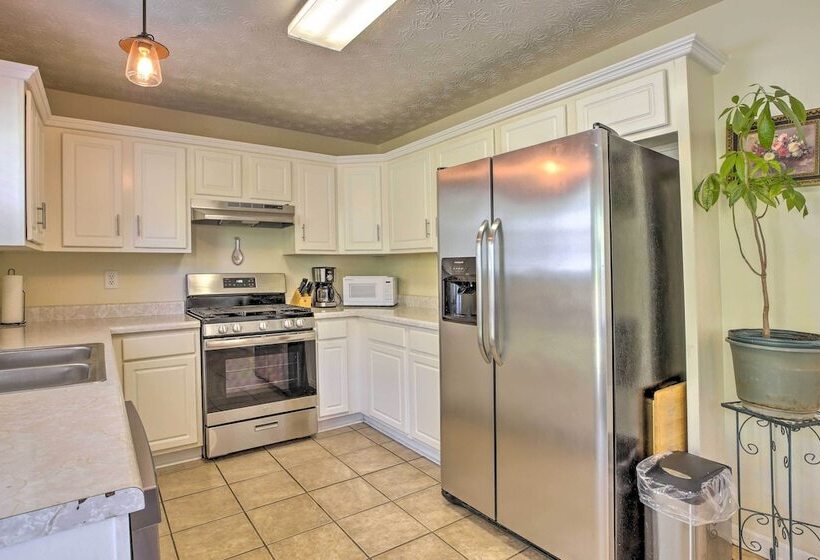 Pet Friendly Home W/ Yard ~ 15 Mi To Atlanta!