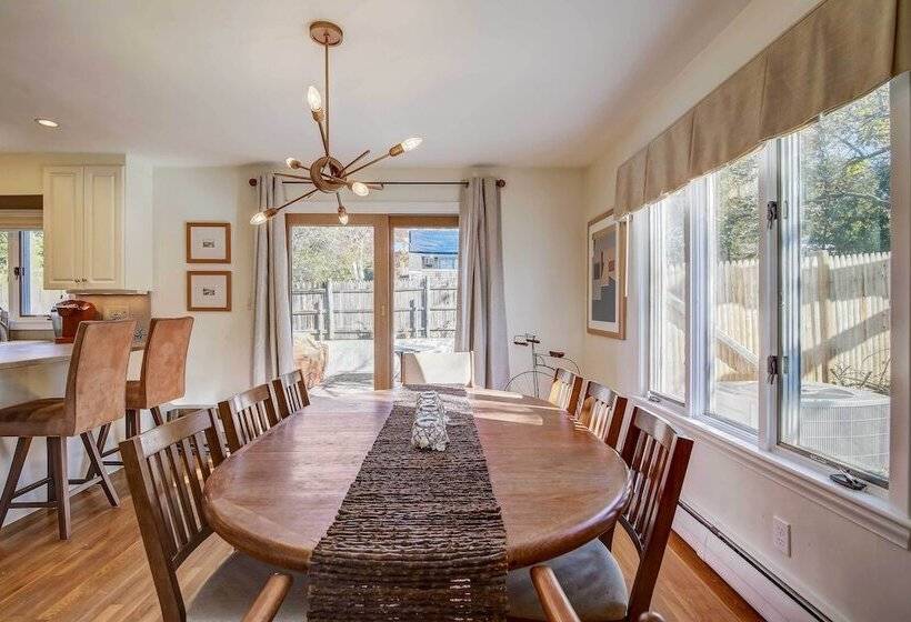 Pet Friendly Marblehead Home Near Preston Beach!