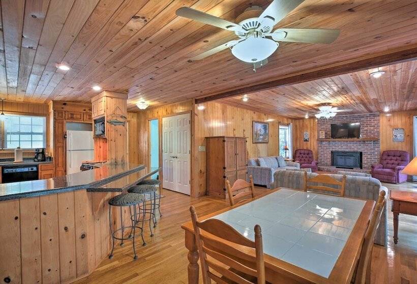 Pet Friendly Toccoa Home W/ Deck + Lake Access!