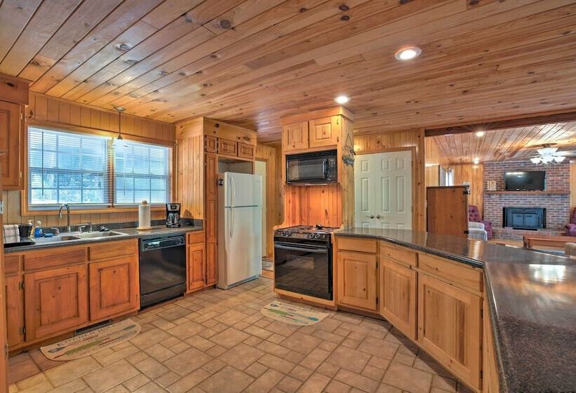 Pet Friendly Toccoa Home W/ Deck + Lake Access!