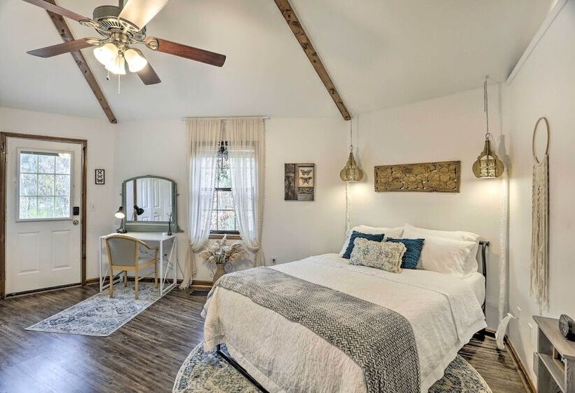 Picturesque Cottage In The Heart Of Trenton!