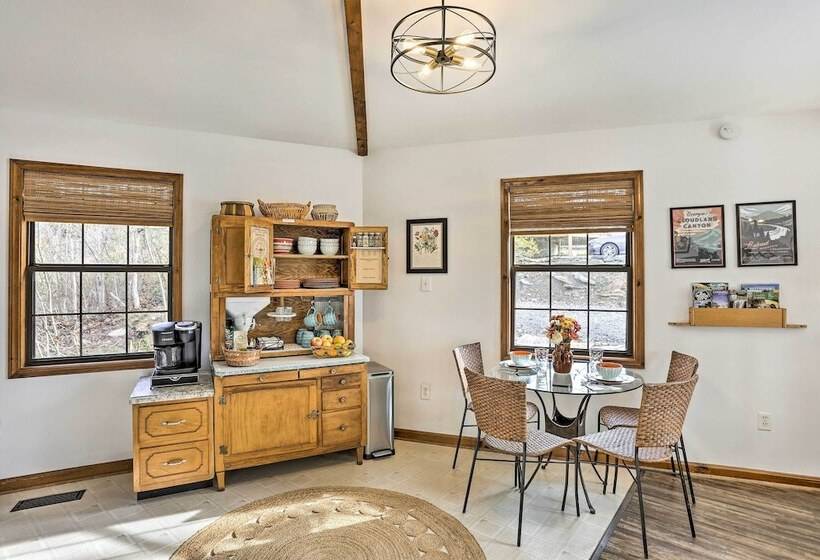 Picturesque Cottage In The Heart Of Trenton!