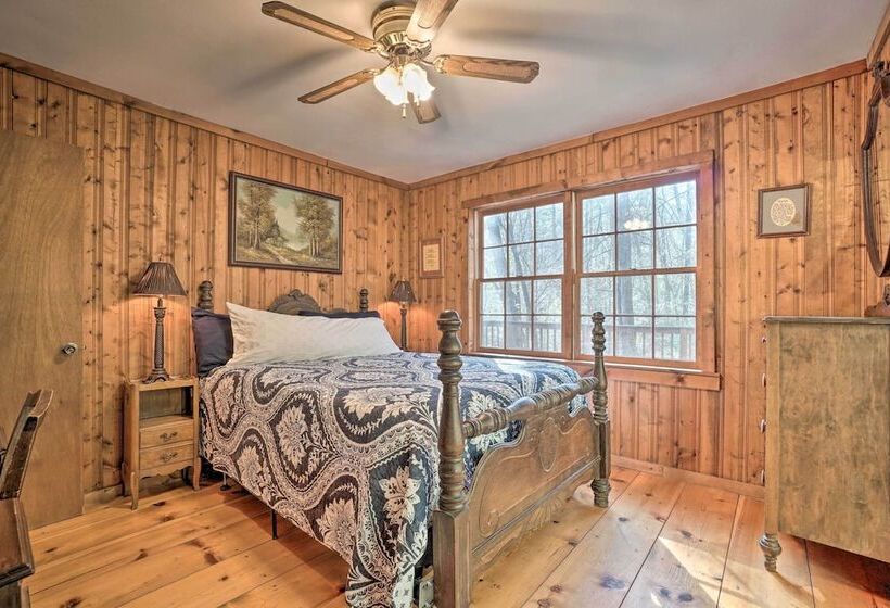 Seed Lake Home On 14 Acres W/ Boat Dock + Kayaks!