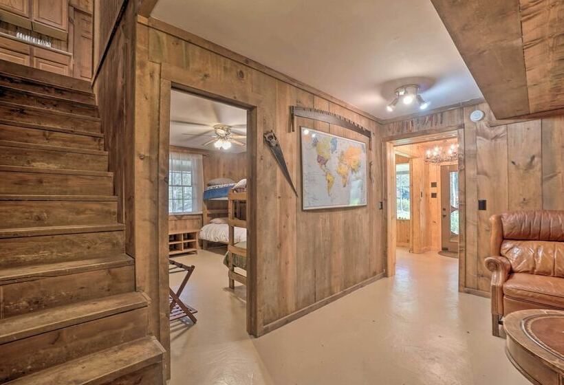 Seed Lake Home On 14 Acres W/ Boat Dock + Kayaks!