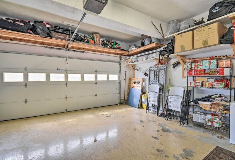 Spacious Chesapeake Home W/ Pool Table!