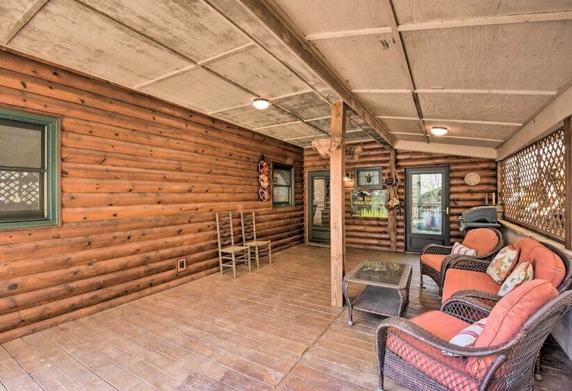 Spacious Hiawassee Cabin W/ Porch & Mtn View!