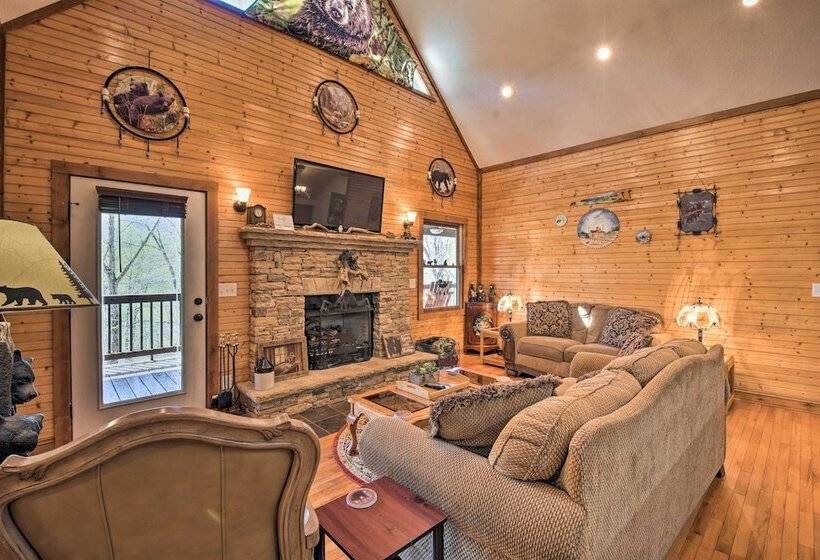 Spacious Hiawassee Cabin W/ Porch & Mtn View!
